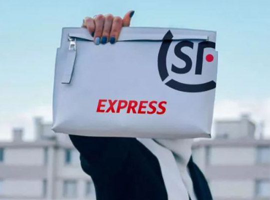 快遞品牌設計跨界時尚圈，聯名款腦洞驚人??！